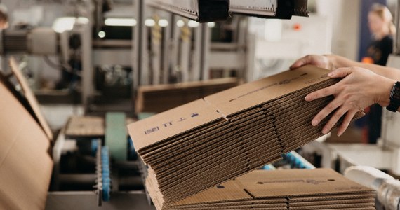 Makabrycznego odkrycia dokonali pracownicy zakładu recyklingu w Tajlandii. Kiedy otworzyli przesyłkę z kartonami z USA, w środku znaleźli parę ludzkich nóg.