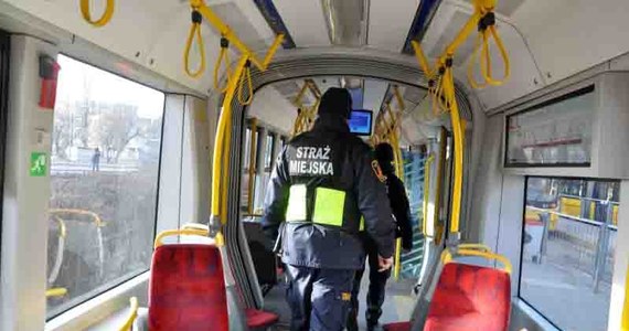 Strażnicy miejscy w Warszawie zostali wezwani do nietypowego zdarzenia. Obcokrajowiec był tak pijany, że zasnął na podłodze w tramwaju. Gdy udało się go w końcu wyprowadzić z pojazdu okazało się, że był poszukiwany i trafił do aresztu.