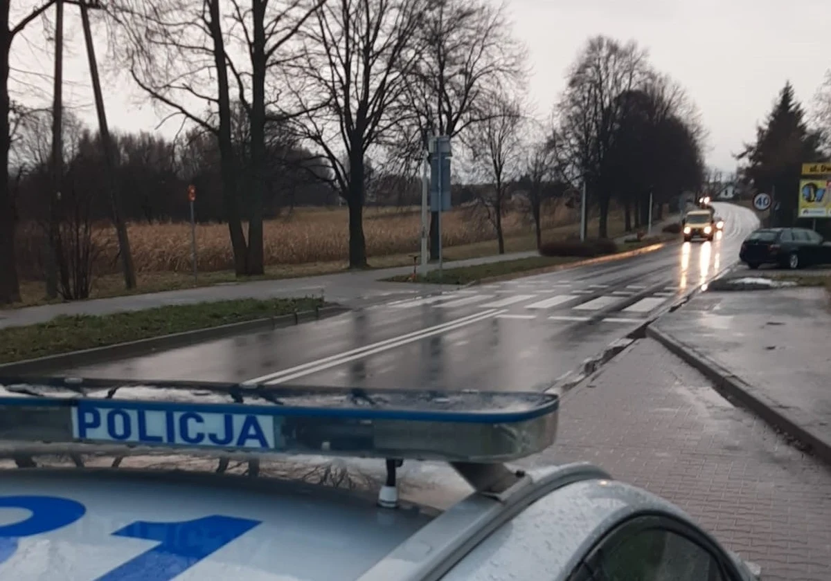 10-latek trafił do szpitala na badania po potrąceniu na przejściu dla pieszych przez kierowcę osobowego bmw. Do wypadku doszło w czwartek rano w Brzeszczach ( Małopolskie). Chłopiec poruszał się na hulajnodze.