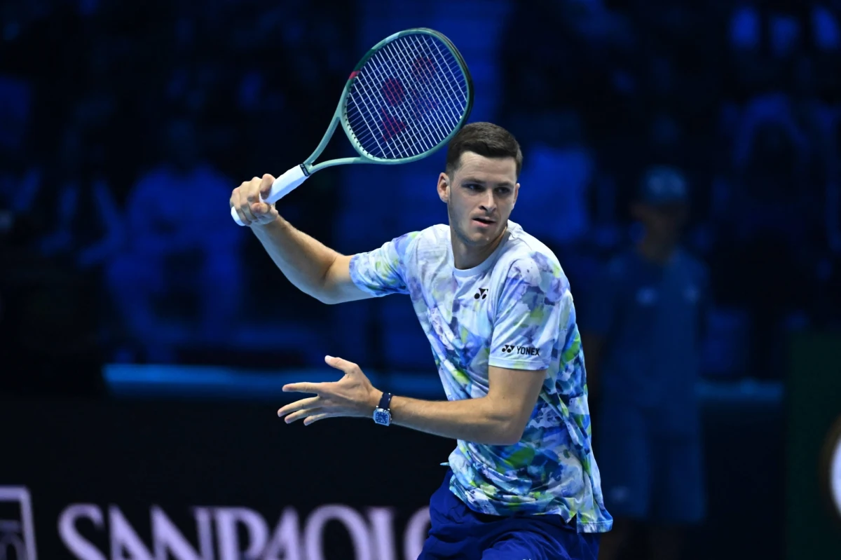 Hubert Hurkacz i Norweg Casper Ruud przegrali 6:7 z Taylorem Fritzem z USA i Hindusem Sumitem Nagalem w pokazowym turnieju World Tennis League w Abu Zabi. Później Polak i Francuzka Caroline Garcia ulegli 2:6 Amerykaninowi i Rumunce Soranie Cirstei.