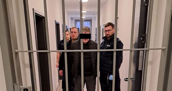 Do 10 lat więzienia grozi 60-latkowi z powiatu ryckiego w Lubelskiem, który groził, że podpali dom i gospodarstwo rolne. Mężczyzna został tymczasowo aresztowany.