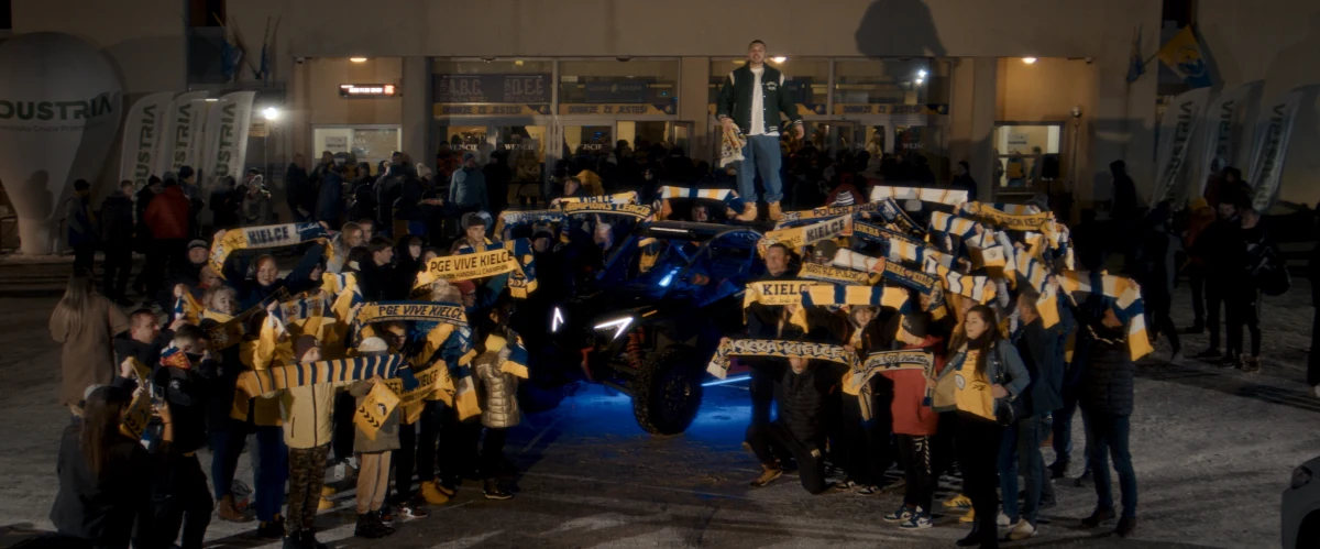 Przed pierwszym gwizdkiem meczu Industrii Kielce z Orlenem Wisłą Płock zgromadzeni w Hali Legionów fani obejrzeli teledysk klubowego utworu pod tytułem „Iskra”.  