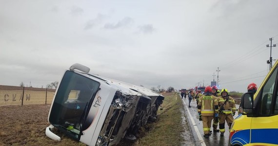 Przed południem doszło do wypadku samochodu osobowego i autobusu przewożącego dzieci na wycieczkę z Legnicy do Złotoryi. Kierujący oraz pasażer auta, a także dwójka dzieci zostali przetransportowani  do szpitala.