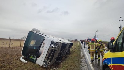 Wypadek autobusu przewożącego dzieci. Cztery osoby w szpitalu