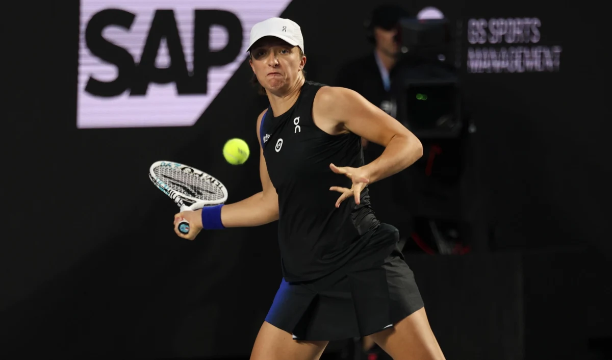 Iga Świątek pokonała Kazaszkę Jelenę Rybakinę 6:4 w pokazowym turnieju World Tennis League w Abu Zabi. Po pięciu meczach drużyna Jastrzębi, w której gra polska tenisistka i Hubert Hurkacz, remisowała z Sokołami 24:24. W decydującym super tie-breaku Jelena Rybakina zwyciężyła 10-8.