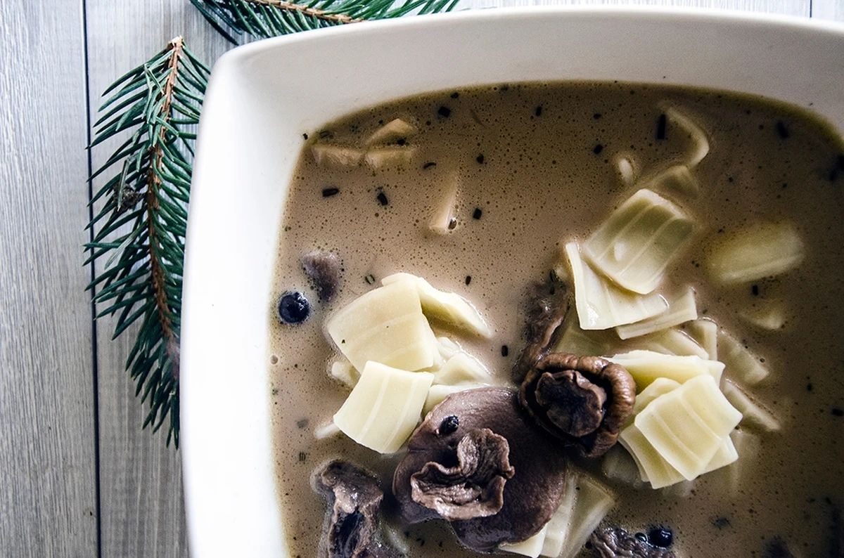 W wielu rejonach kraju jest serwowana podczas wigilii zamiast czerwonego barszczu. Aromatyczna, pachnąca rozmarynem i zabielana śmietaną. Sprawdźcie przepis na ten specjał!