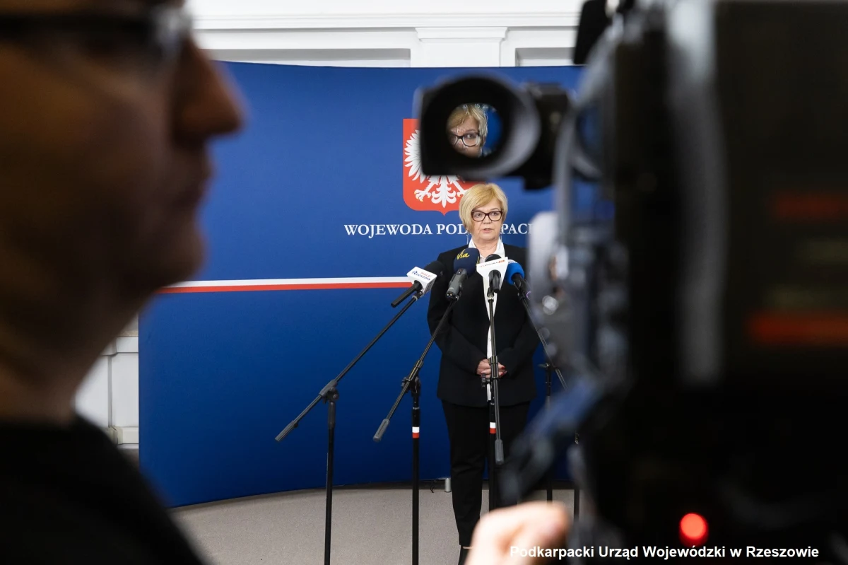 "Dokonam oceny pracy, będzie audyt w urzędzie i wtedy będę podejmować decyzje kadrowe" - zapowiedziała w pierwszym dniu swojego urzędowania wojewoda podkarpacki Teresa Kubas-Hul. Jak podkreśliła, "częściowo wykorzystam święta, żeby przeanalizować projekt zapisów ustawy budżetowej w części dotyczącej województwa podkarpackiego". "Tak, aby móc aktywnie już na tym etapie zabiegać o środki" - dodała.