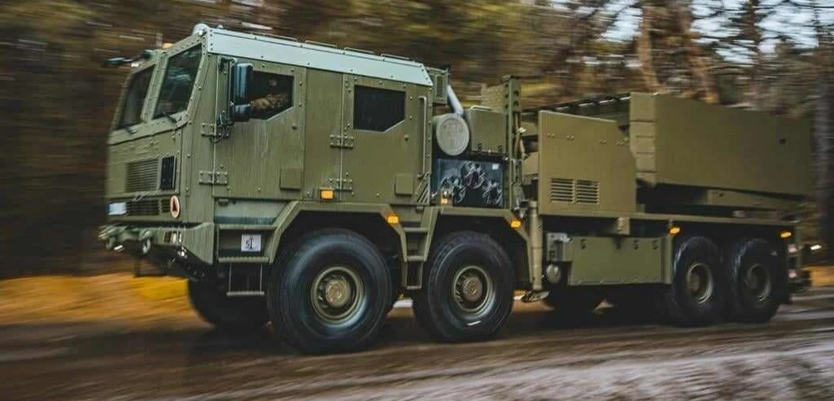 "Istotny kontrakt dla polskiego przemysłu obronnego. Kupujemy następną, liczącą 198 pojazdów partię polskich samochodów Jelcz dla wyrzutni Homar-K" - poinformował w mediach społecznościowych wiceminister obrony narodowej Paweł Bejda. Homar-K to systemy rakietowe, złożone z południowokoreańskiej wyrzutni rakiet K238 Chunmoo umieszczonej na pojazdach produkcji Jelcza.