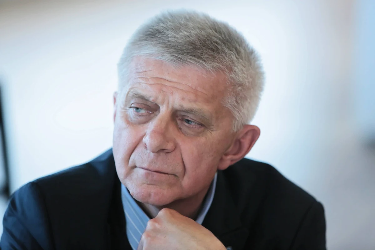 "Jeżeli ktoś myślał, że bez pobrudzenia sobie rąk, będzie można przejąć to, co zwykle jest w domenie rządzącego obozu, to chyba mylił się od samego początku. Za kilkanaście dni nikt o tym nie będzie pamiętał, natomiast wszyscy będziemy z przyjemnością – mam nadzieję – oglądać Wiadomości, Dziennik Telewizyjny, czy jak to się będzie nazywało w TVP" - tak zamieszanie związane z mediami publicznymi skomentował Marek Belka w Popołudniowej rozmowie w RMF FM.