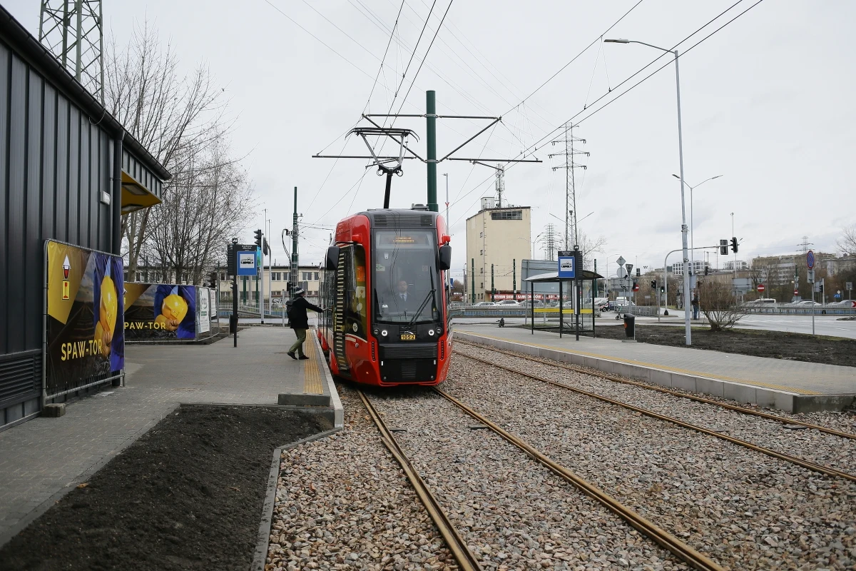 Od piątku w Katowicach tramwaje pojadą z regularnymi kursami nową linią zbudowaną wzdłuż ul. Grundmanna. Tramwaje nr 25 będą kursowały tamtędy, łącząc dzielnice Szopienice, Zawodzie, centrum, Dąb i Os. Tysiąclecia - z końcem trasy przy Stadionie Śląskim.

