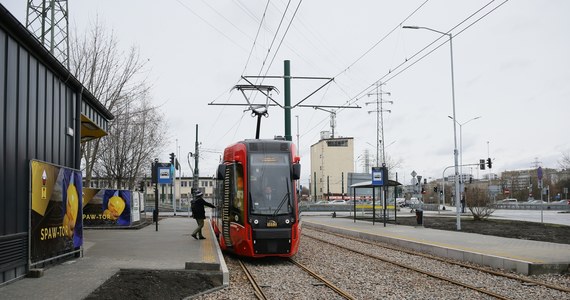 Od piątku w Katowicach tramwaje pojadą z regularnymi kursami nową linią zbudowaną wzdłuż ul. Grundmanna. Tramwaje nr 25 będą kursowały tamtędy, łącząc dzielnice Szopienice, Zawodzie, centrum, Dąb i Os. Tysiąclecia - z końcem trasy przy Stadionie Śląskim.

