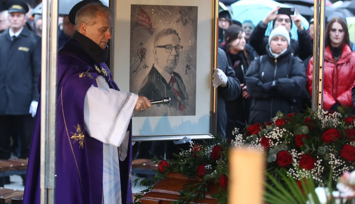 "Z pasją i wysoko podnosiłeś naukę, technologię na nowy poziom, tam, gdzie się pojawiłeś, dbałeś o jakość, o piękną sztukę i architekturę, gromadziłeś ludzi wokół wartości w firmie i w sporcie, poszukiwałeś wiary osobistej, a nie tłumnej" - powiedział o zmarłym prof. Januszu Filipiaku podczas mszy św. pogrzebowej ks. inf. Dariusz Raś, proboszcz Bazyliki Mariackiej.