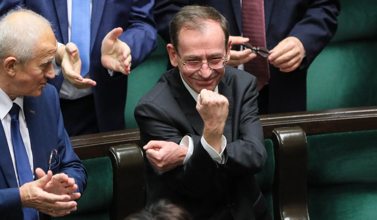 Mimo wydania przez marszałka Sejmu postanowienia w sprawie wygaszenia mandatów Mariusza Kamińskiego i Macieja Wąsika, obaj posłowie Prawa i Sprawiedliwości weszli w czwartek na salę obrad przed zaplanowanymi głosowaniami. Były szef MSWiA po zajęciu miejsca w ławie poselskiej wykonał gest zwycięstwa oraz gest Kozakiewicza.