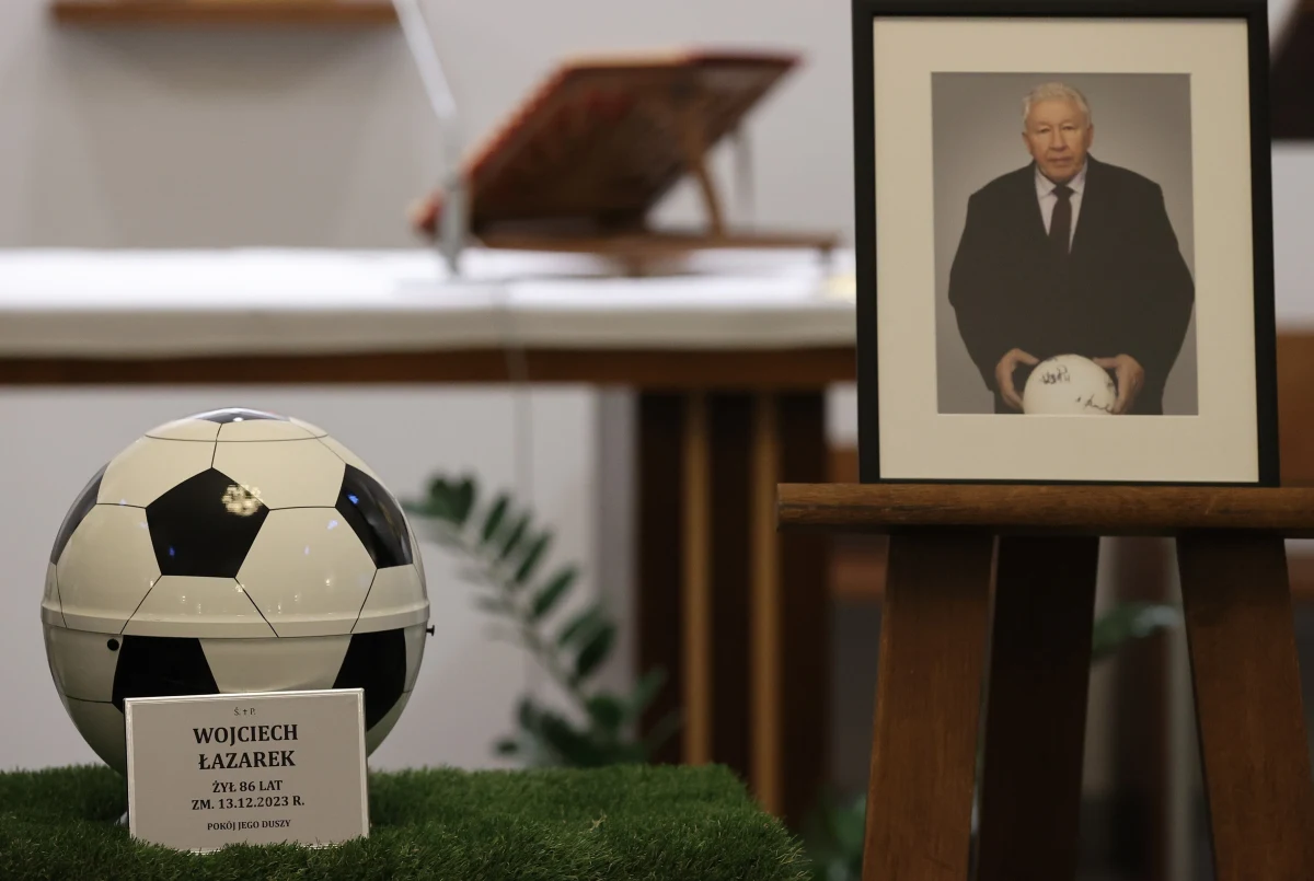Najbliżsi oraz przyjaciele, piłkarze, koledzy trenerzy i kibice z różnych klubów uczestniczyli w pogrzebie byłego selekcjonera piłkarskiej reprezentacji Polski Wojciecha Łazarka. Były piłkarz i trener spoczął w rodzinnej Łodzi.