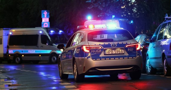 Siedem osób, w tym sześciu policjantów, trafiło do szpitala po zderzeniu radiowozu z samochodem osobowym na jednym ze skrzyżowań w Lublinie. Funkcjonariusze jechali na pilną interwencję, używali sygnałów świetlnych i dźwiękowych.