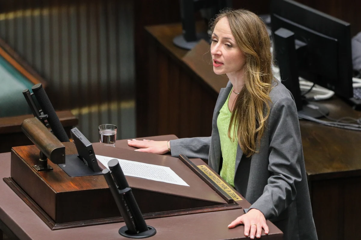 Agnieszka Dziemianowicz-Bąk szefowa resortu rodziny, pracy i polityki społecznej w czwartek w Sejmie podczas debaty nad projektem budżetu państwa na 2024 rok poinformowała, że zabezpieczono środki na 800 plus, rodzinny kapitał opiekuńczy, program "Dobry start", świadczenie wspierające i na waloryzację świadczenia pielęgnacyjnego. "To nie jest łaska, to jest zobowiązanie" - mówiła minister.