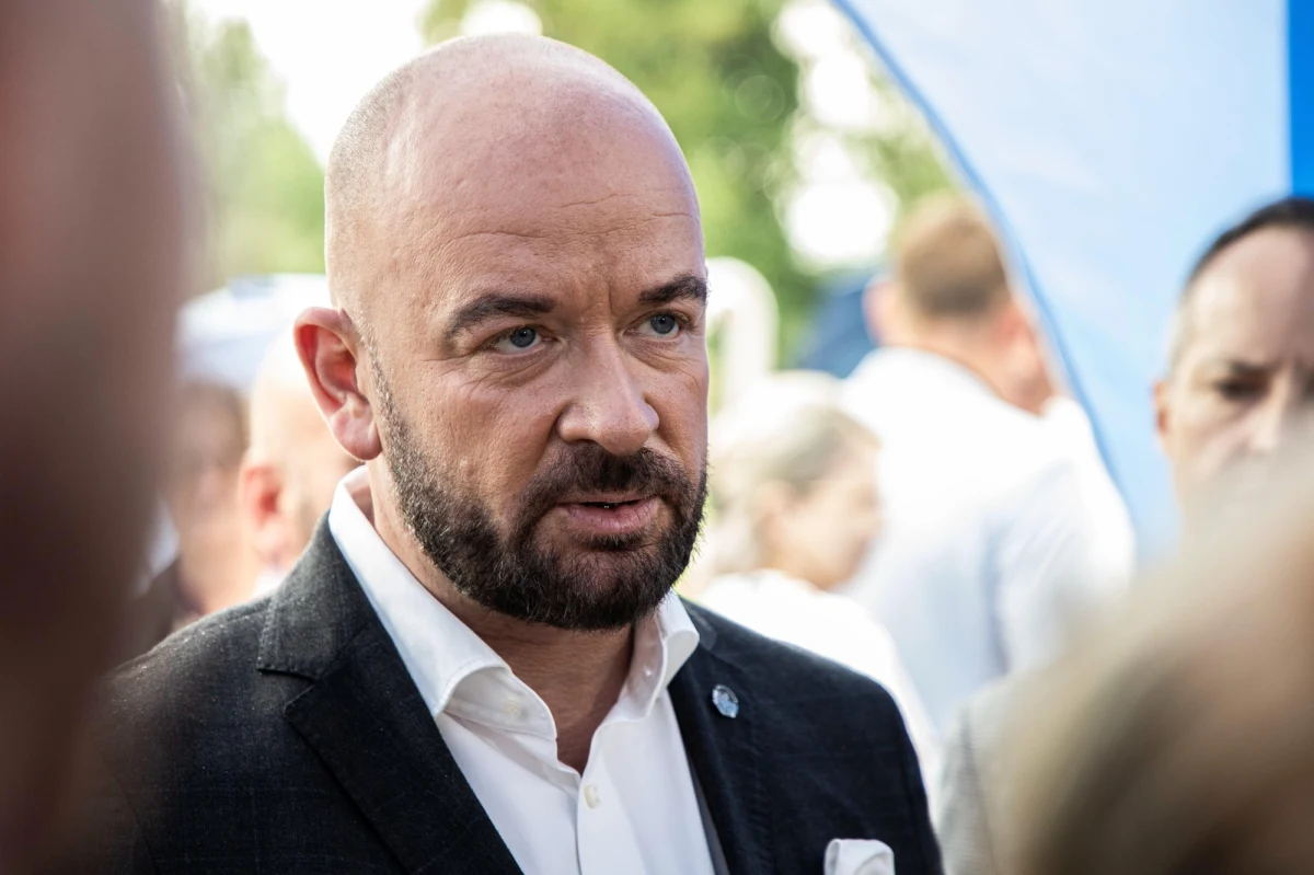 "Pamiętając zapowiedź, wtedy kandydata na premiera, a dziś prezesa rady ministrów, o pomocy przy przełamaniu oporu PKP przed wskazaniem nam sposobu krzyżowania się tramwaju z pociągiem - idziemy dalej" - powiedział prezydent Wrocławia Jacek Sutryk podczas sesji rady miasta. Jak dodał, "w piśmie do Donalda Tuska wnioskujemy także o aktualizację Krajowego Programu Kolejowego dla wrocławskiego węzła kolejowego".