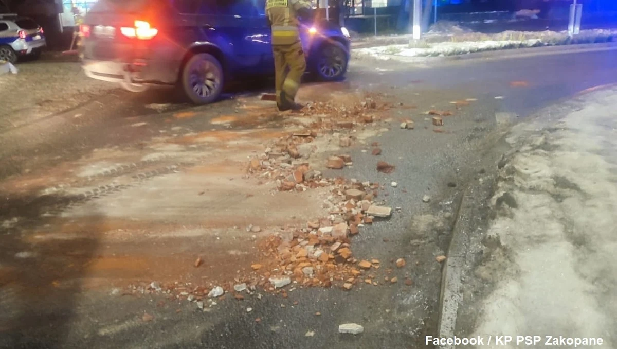 Na rondzie Chramca w Zakopanem na jezdnię rozsypał się gruz budowlany - poinformowała zakopiańska straż pożarna.