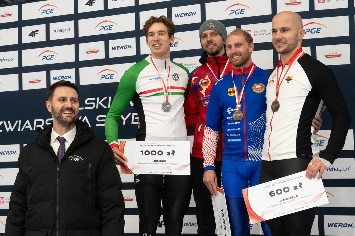 Rozpoczęło się łyżwiarskie święto tuż przed świętami Bożego Narodzenia. Od czwartku w Tomaszowie Mazowieckim rozgrywa się walka o medale mistrzostw Polski na dystansach. Dla reprezentantów kraju to ostatnia okazja na sprawdzenie formy przed styczniowymi mistrzostwami Europy w Heerenveen. Już pierwszy dzień pokazał, że forma kadrowiczów jest wysoka!