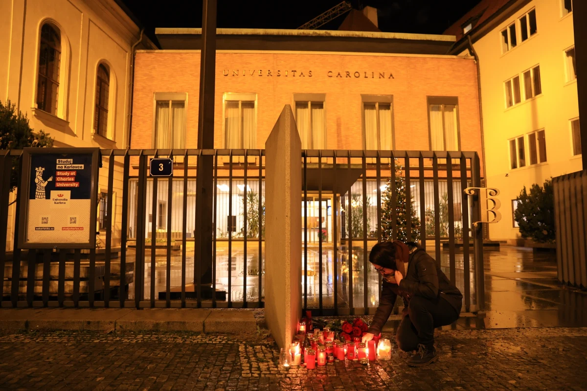 Czesi wstrząśnięci tragedią, do której doszło na uniwersytecie w Pradze. W strzelaninie zginęło 13 osób, a 25 zostało rannych. Nie żyje także napastnik. Czeski rząd zarządził na 23 grudnia żałobę narodową. Flagi na budynkach rządowych mają zostać opuszczone do połowy masztu, a w południe ofiary mają zostać uczczone minutą ciszy. W świątyniach mają bić dzwony. W Pradze jest specjalny wysłannik RMF FM Michał Dobrołowicz. 