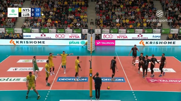 Fragment meczu PSG Stal Nysa – KGHM Cuprum Lubin 3:1 (25:20, 25:19, 23:25, 25:16) - siatkówka, PlusLiga - 10. kolejka. Punkt zdobyty przez libero.