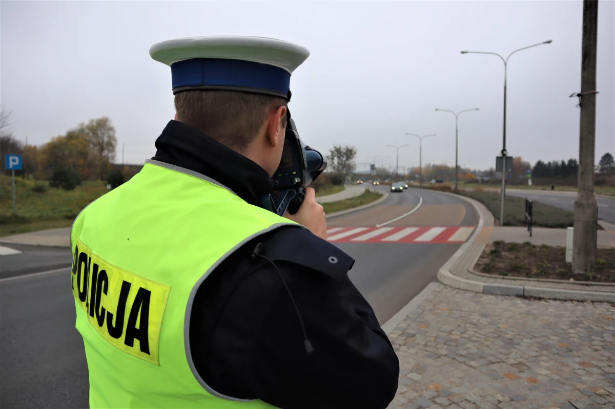 Policja rozpoczyna dziś wzmożone kontrole na drogach, związane z wyjazdami Polaków na święta Bożego Narodzenia. Funkcjonariusze będą m.in. kontrolować prędkość i sprawdzać trzeźwość kierowców.