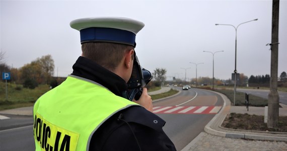 Policja rozpoczyna dziś wzmożone kontrole na drogach, związane z wyjazdami Polaków na święta Bożego Narodzenia. Funkcjonariusze będą m.in. kontrolować prędkość i sprawdzać trzeźwość kierowców.