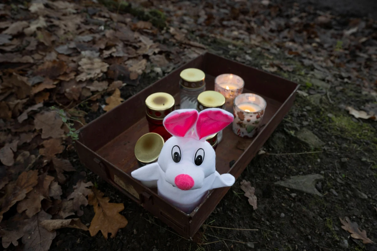 24-letni student uniwersytetu w Pradze może być nie tylko masowym zabójcą, ale także seryjnym. Zanim w czwartek po południu otworzył ogień do swoich kolegów, zabił swojego ojca. Co więcej, to właśnie ten młody człowiek kilka dni wcześniej prawdopodobnie zastrzelił z zimną krwią spacerującego w lesie mężczyznę oraz jego 2-miesięczną córeczkę. Wczoraj od jego kul zginęło 13 osób, a ponad 20 zostało rannych. Sprawca strzelaniny także nie żyje. Nie wiadomo jeszcze, czy zginął od własnej kuli czy policyjnej. 