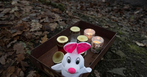 24-letni student uniwersytetu w Pradze może być nie tylko masowym zabójcą, ale także seryjnym. Zanim w czwartek po południu otworzył ogień do swoich kolegów, zabił swojego ojca. Co więcej, to właśnie ten młody człowiek kilka dni wcześniej prawdopodobnie zastrzelił z zimną krwią spacerującego w lesie mężczyznę oraz jego 2-miesięczną córeczkę. Wczoraj od jego kul zginęło 13 osób, a ponad 20 zostało rannych. Sprawca strzelaniny także nie żyje. Nie wiadomo jeszcze, czy zginął od własnej kuli czy policyjnej. 