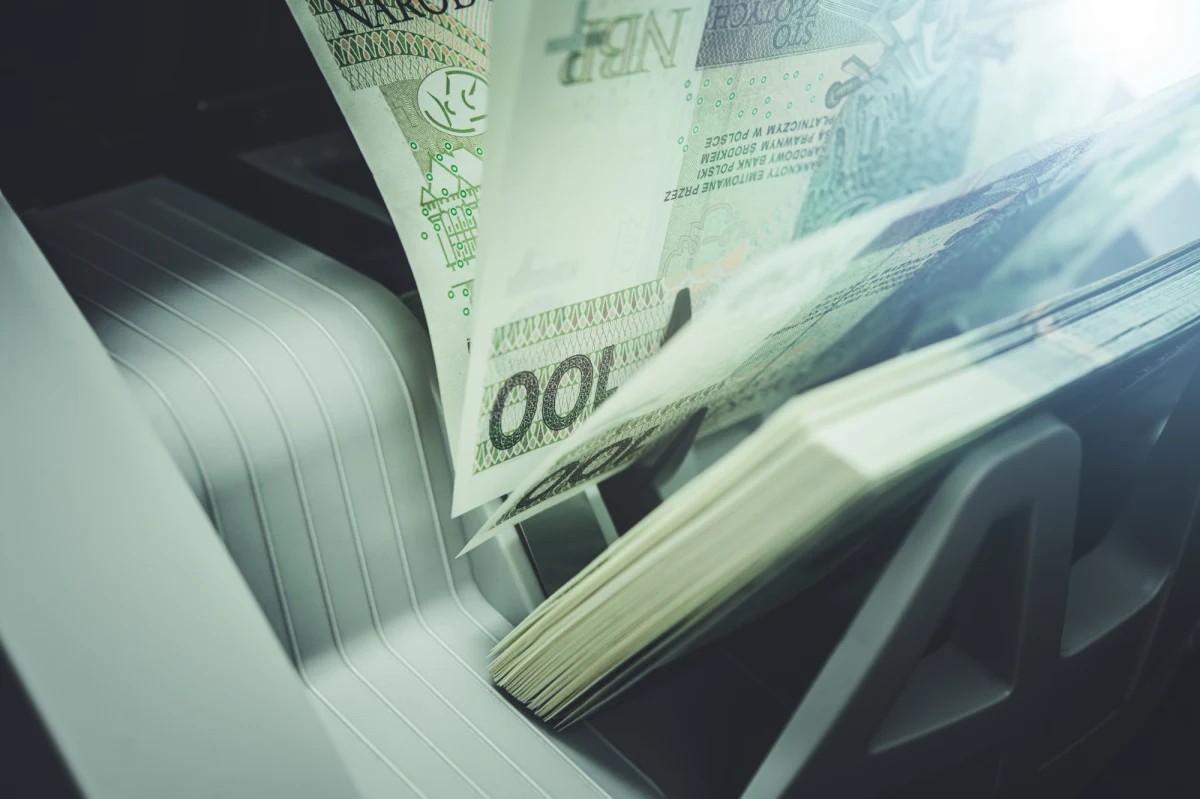 Standardowe przelewy, które zostaną zlecone w piątek 22 grudnia, trafią na konta odbiorców w środę 27 grudnia - przypomina Krajowa Izba Rozliczeniowa (KIR) i dodaje, że standardowych przelewów nie będzie można zrobić 25 i 26 grudnia oraz 1 stycznia.