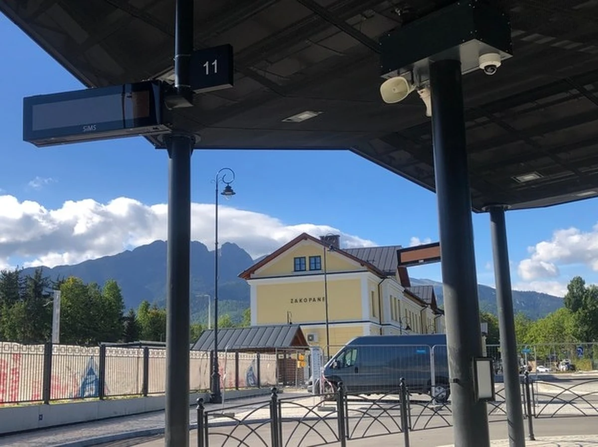 Od dziś do Zakopanego znów dojeżdżają pociągi. Zakończyła się zasadnicza część prac przy modernizacji linii kolejowej Skawina - Sucha Beskidzka – Chabówka – Zakopane. Co prawda wiosną trzeba będzie jeszcze dokończyć roboty na samej stacji, ale jak zapewnia spółka PKP Polskie Linie Kolejowe S.A. podróż pod Tatry będzie krótsza i bardziej komfortowa. 