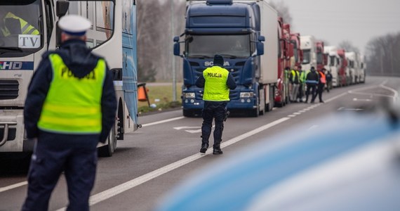 Ok. 1,7 tys. ciężarówek czeka w 43-kilometrowej kolejce na wyjazd z kraju przez przejście z Ukrainą w Dorohusku. Z kolei w 60-kilometrowej kolejce do przejścia w Hrebennem stoi ok. 760 tirów.