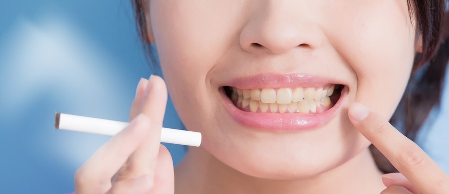 Jeśli po raz kolejny w nowym roku planujecie rzucić palenie to warto poznać jego wpływ także na nasze zęby. „Pożółkłe zęby to główny skutek wizualny, który skłania ludzi do rzucenia palenia, jednak niewiele osób ma świadomość, że nałóg ten powoduje w jamie ustnej o wiele więcej szkód” – alarmuje dr n. med. Agnieszka Laskus, specjalista periodontologii i stomatologii ogólnej.
