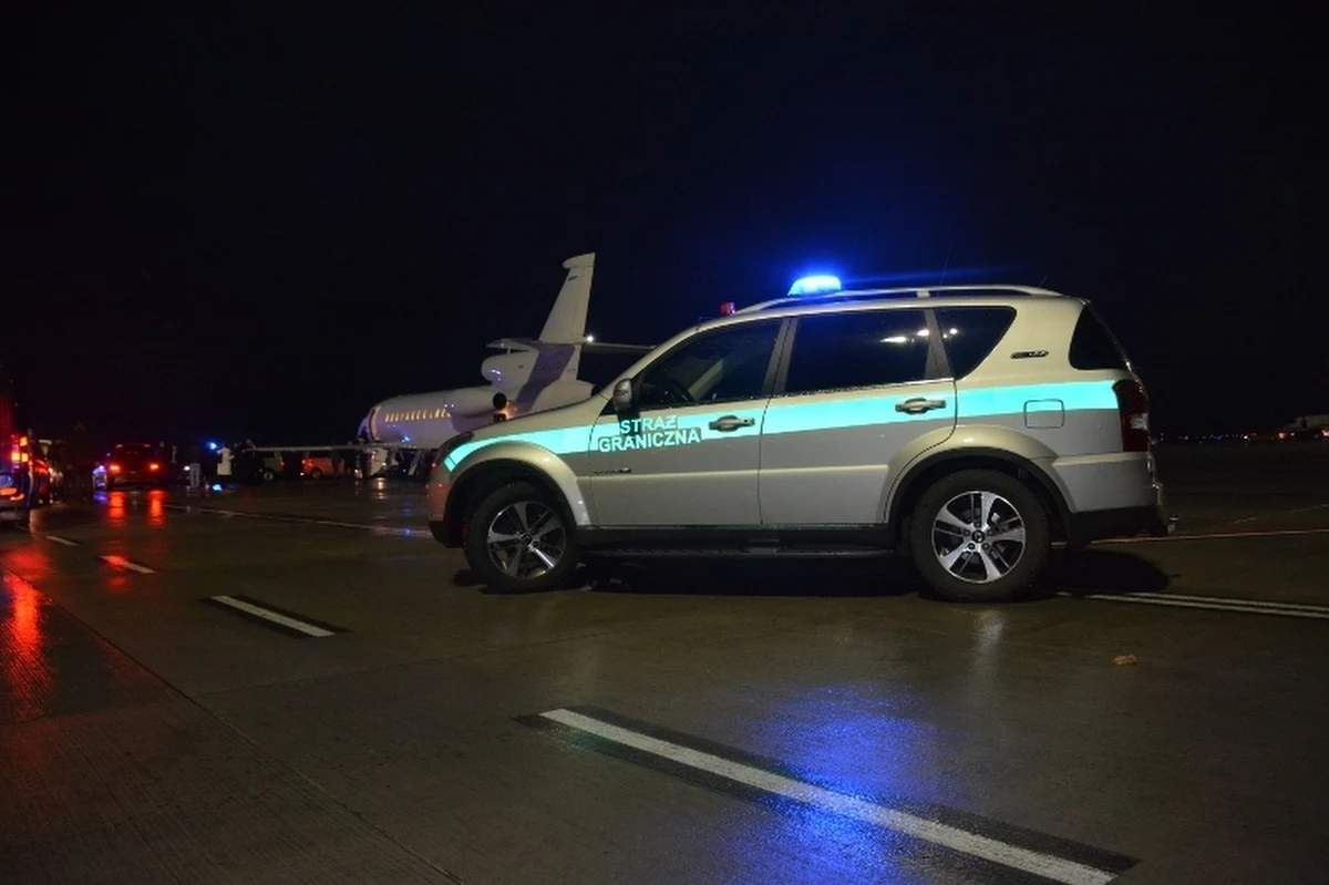 Dwaj Syryjczycy z polskimi dowodami osobistymi zostali zatrzymani na lotnisku w Katowicach-Pyrzowicach. Obaj przylecieli z Grecji i przez Polskę próbowali dostać się do Europy Zachodniej.