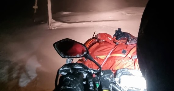 Ratownicy z Karkonoskiej Grupy GOPR wspólnie z kolegami z Czech uratowali turystę, który zgubił szlak po zdobyciu Śnieżki. Mężczyzna, który znalazł się w pierwszym stopniu hipotermii, trafił do szpitala. 