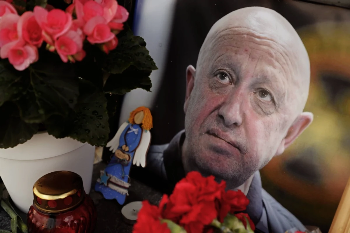 Za zabójstwem Jewgienija Prigożyna stoi sekretarz Rady Bezpieczeństwa Rosji Nikołaj Patruszew - wynika ze śledztwa przeprowadzonego przez "The Wall Street Journal". Pod skrzydłem maszyny, którą leciał m.in. założyciel Grupy Wagnera, podłożono małą bombę. To ona miała być odpowiedzialna za eksplozję. Patruszew wcześniej ostrzegał Putina, że Prigożyn ma coraz większe wpływy i stanowi zagrożenie dla Kremla.