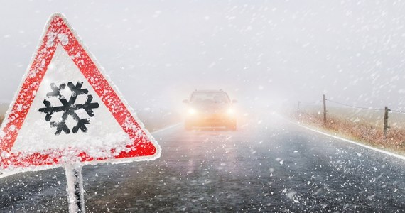 W województwie warmińsko-mazurskim IMGW wydało alerty pierwszego i drugiego stopnia dotyczące silnego wiatru. W regionie może też dzisiaj padać śnieg, co może powodować zamiecie śnieżne. Kierowcy, którzy już dzisiaj wybiorą się w podróż na święta będą musieli uważać na warunki na drogach.