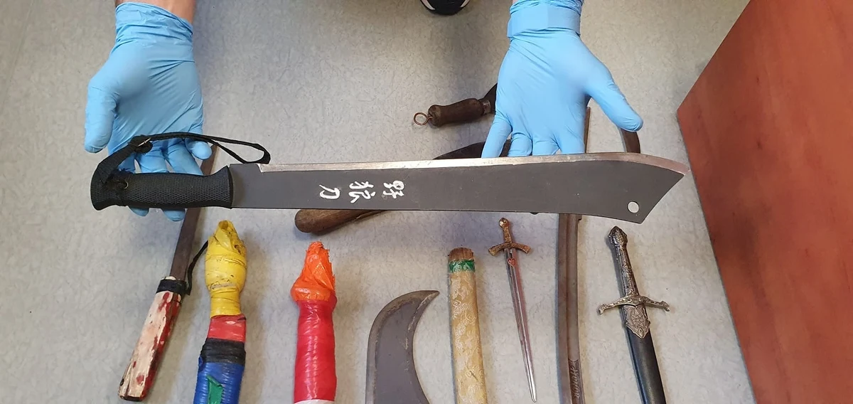 Policjanci z Gniezna zatrzymali 54-latka, który psychicznie i fizycznie znęcał się nad żoną. W domu miał cały arsenał broni siecznej, którą teraz zajmą się biegli. 