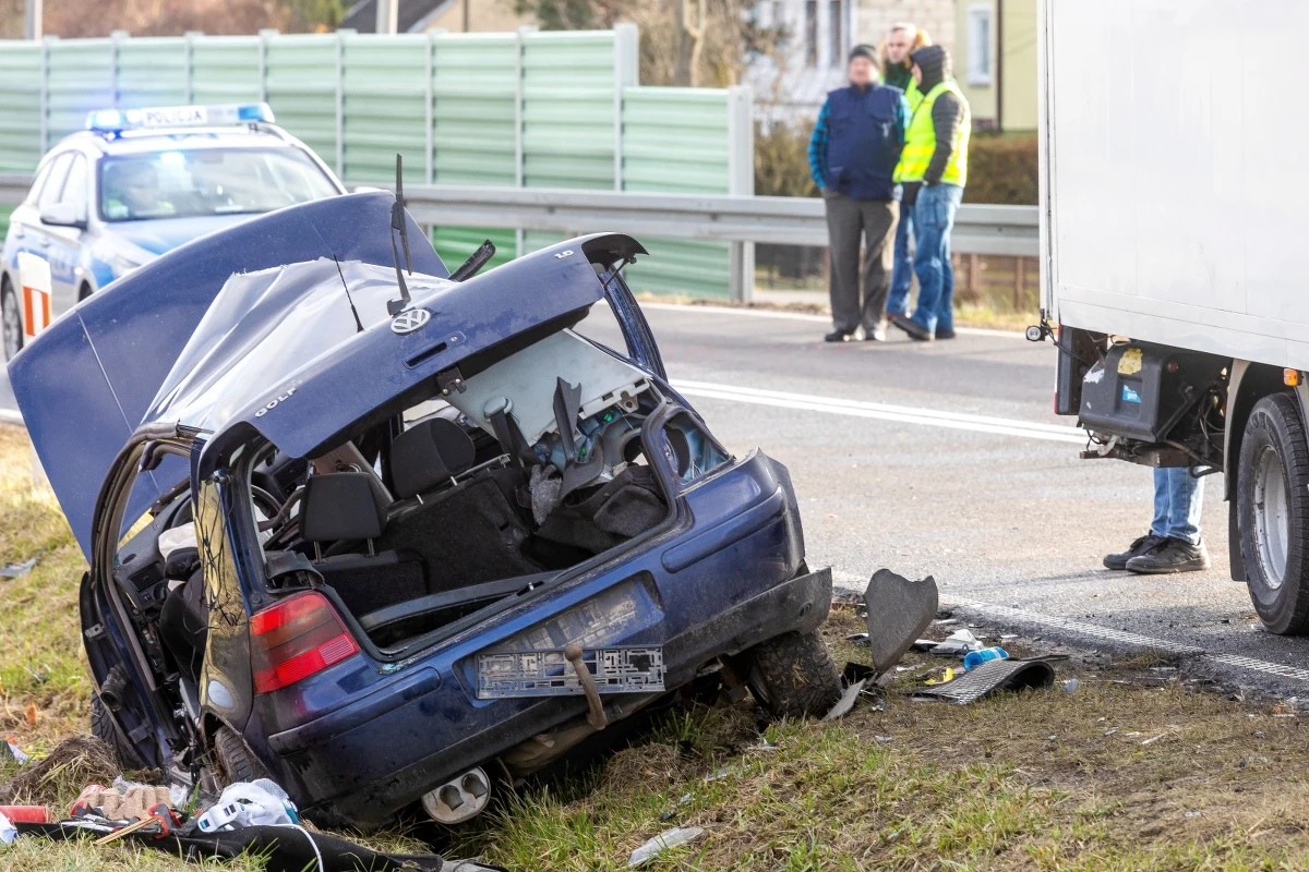 Jedna osoba zginęła w wypadku dwóch aut na drodze krajowej nr 64 w okolicach Jeżewa Starego. Dostawczy bus zderzył się tam z autem osobowym. 