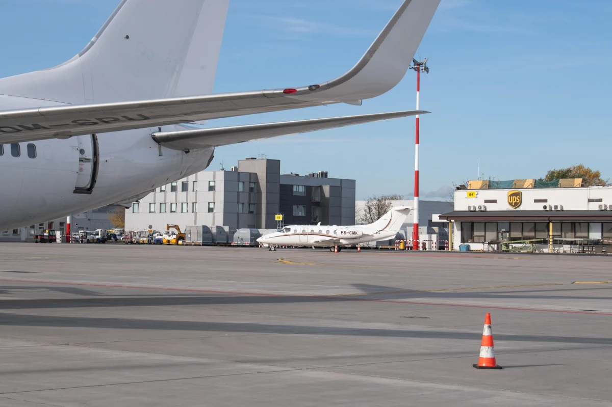 Planując dziś podróż z warszawskiego lotniska im. Chopina, warto wcześniej sprawdzić status lotu. Port zmaga się z atakiem zimy. 