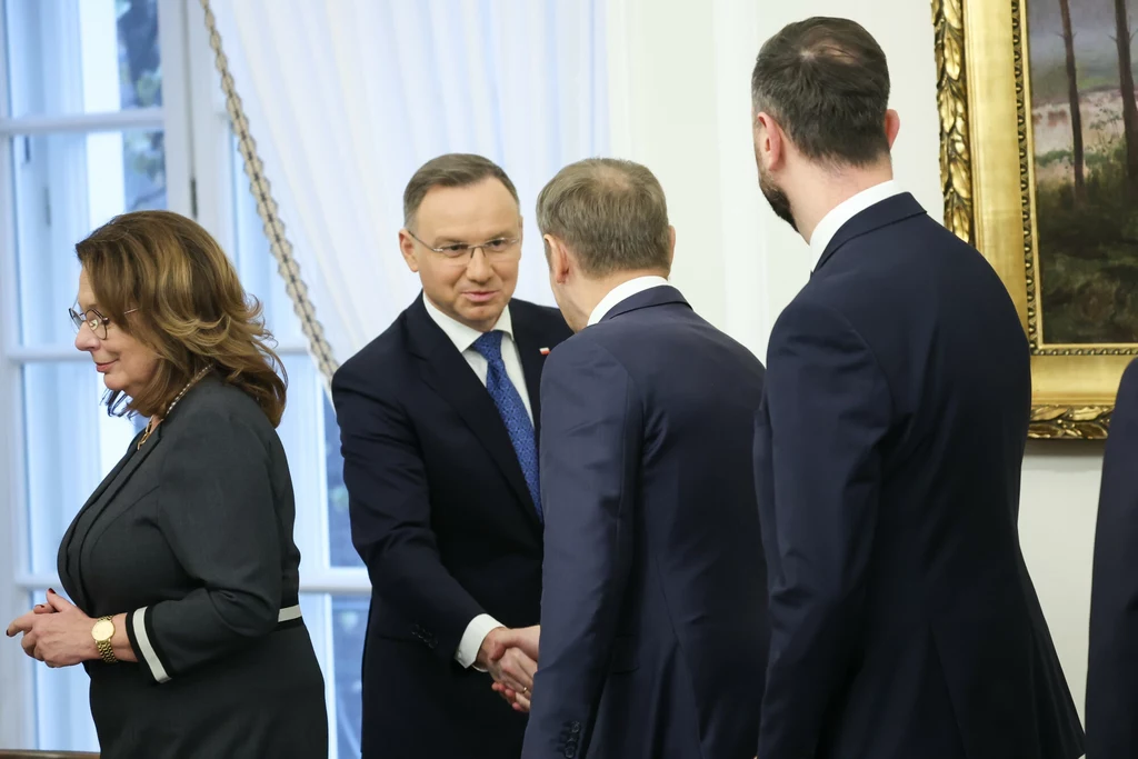 Andrzej Duda ściskający rękę Donalda Tuska