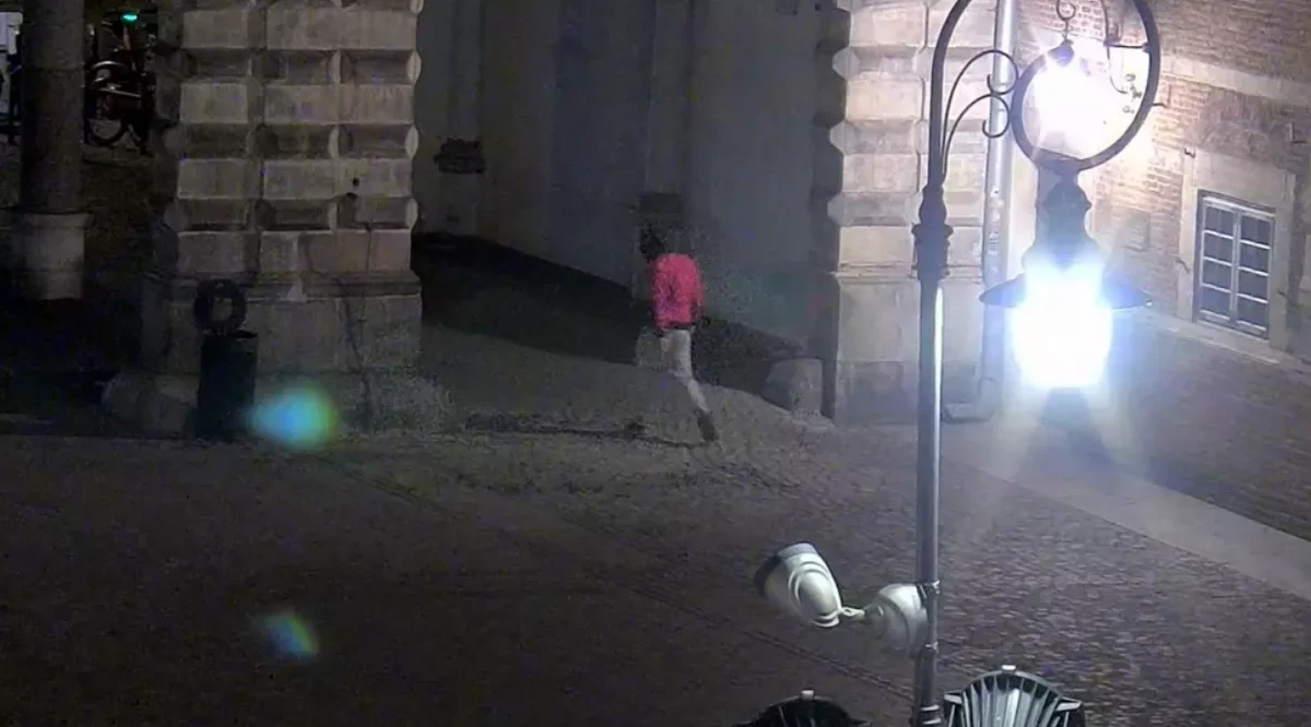 Zarzuty usłyszał 24-latek, który w środku wtorkowej nocy zranił przechodnia nożem na Targu Drzewnym. Pokrzywdzony trafił do szpitala. 