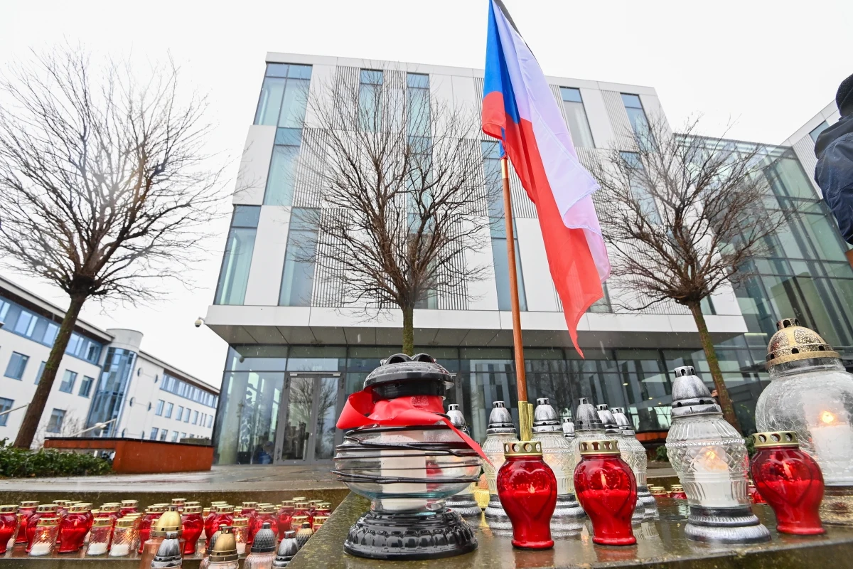 Na terenie Uniwersytetu Gdańskiego zapalono znicze, by upamiętnić ofiary strzelaniny na Uniwersytecie Karola w Pradze. W czwartek 24-letni mężczyzna zabił tam 13 osób i ranił 25 innych.