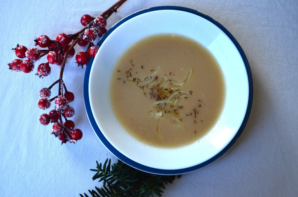 Kompot z suszu, barszczyk z uszkami - czasem podawany wymiennie z zupą grzybową, postne pierogi, kapusta z grochem - między innymi te dania kojarzą się z kolacją wigilijnej. A bez jakich potraw nie wyobrażano sobie Wigilii sto czy dwieście lat temu? 