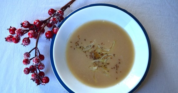 Kompot z suszu, barszczyk z uszkami - czasem podawany wymiennie z zupą grzybową, postne pierogi, kapusta z grochem - między innymi te dania kojarzą się z kolacją wigilijnej. A bez jakich potraw nie wyobrażano sobie Wigilii sto czy dwieście lat temu? 