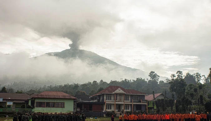 Indonezja: Wybuch wulkanu, w powietrzu niebezpieczny pył. Zamknięto lotnisko