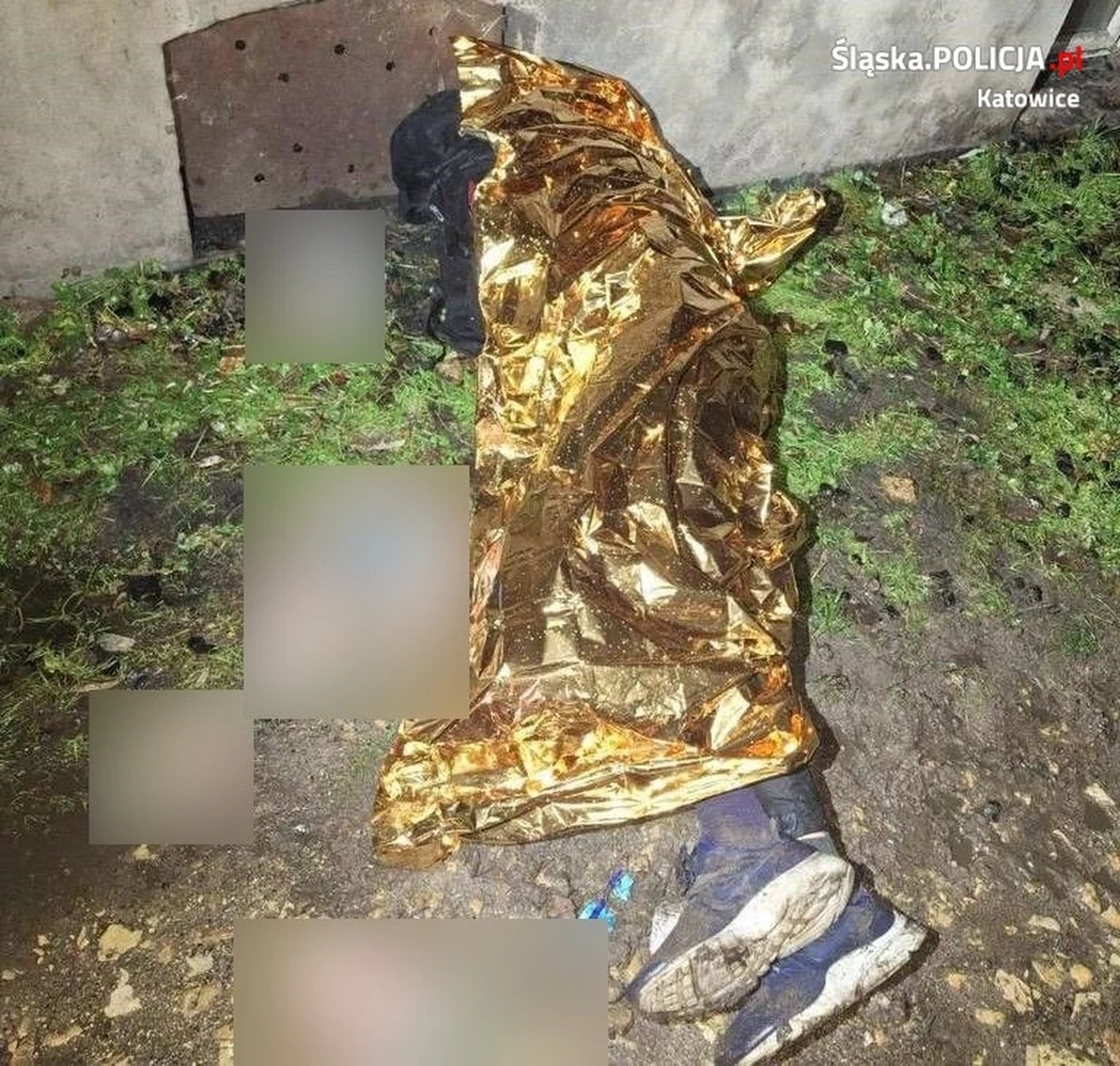 Wyziębionego mężczyznę, który kilka godzin leżał na ziemi w pobliżu śmietnika, uratowali w Szopienicach policjanci z katowickiej prewencji. Mężczyzna poszedł wyrzucić śmieci, zasłabł i upadł.