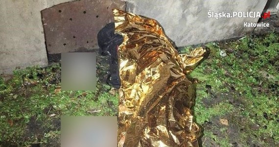 Wyziębionego mężczyznę, który kilka godzin leżał na ziemi w pobliżu śmietnika, uratowali w Szopienicach policjanci z katowickiej prewencji. Mężczyzna poszedł wyrzucić śmieci, zasłabł i upadł.