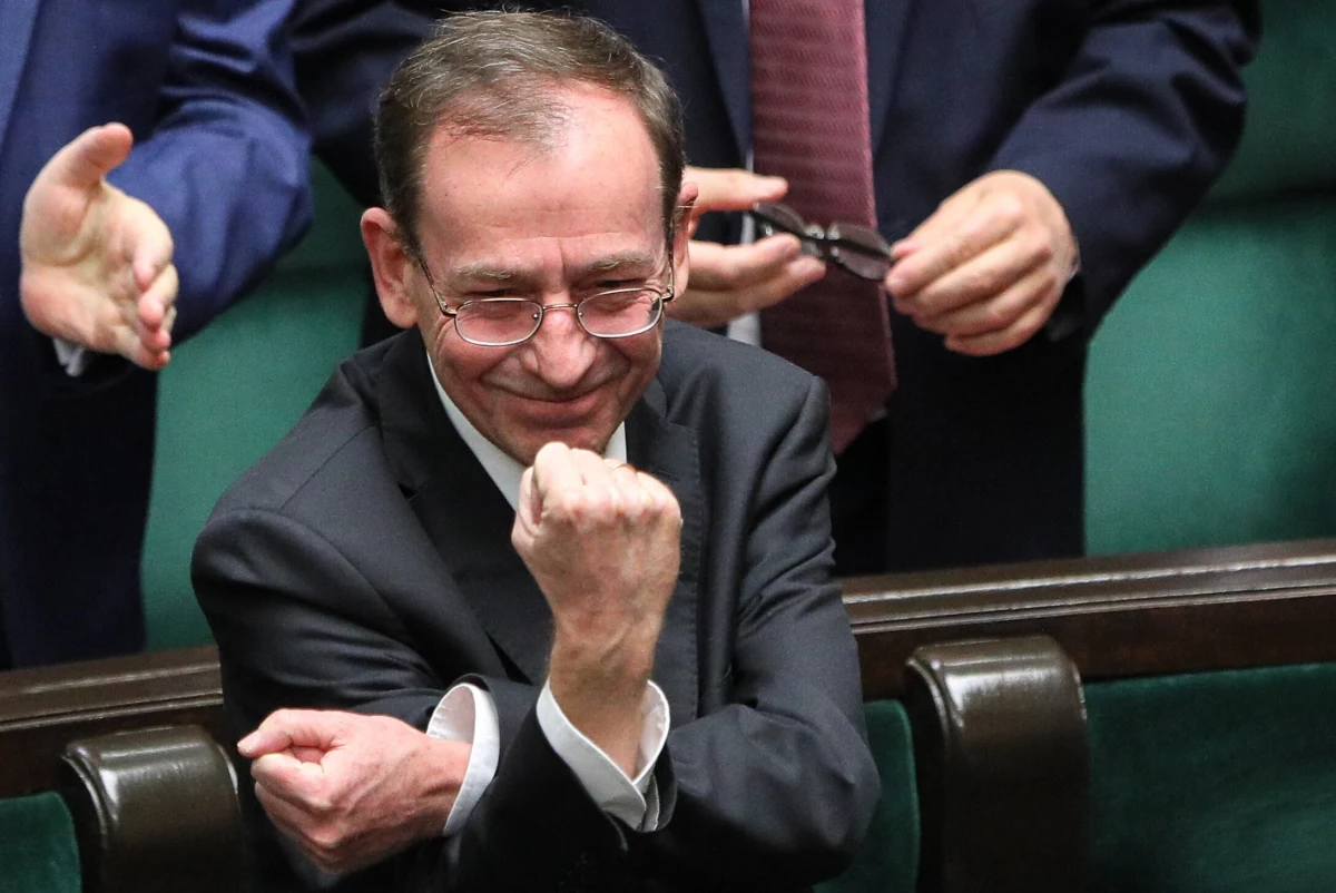 Takie rzeczy nie powinny mieć miejsca w Sejmie. Mówimy o człowieku, który stoi u bram więzienia, więc rozumiem, że może reagować w ponadstandardowy sposób - tak marszałek Sejmu Szymon Hołownia ocenił zachowanie posła PiS Mariusza Kamińskiego, który w czwartek pokazał na sali plenarnej "gest Kozakiewicza".