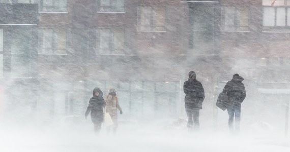 Przez stolicę przeszła burza śnieżna. W mediach społecznościowych opublikowano nagrania wideo, na których widać rzadko spotykane w Polsce zjawisko atmosferyczne.